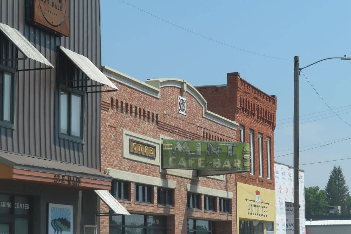 A brick building on the side of a street in Belgrade, Montana