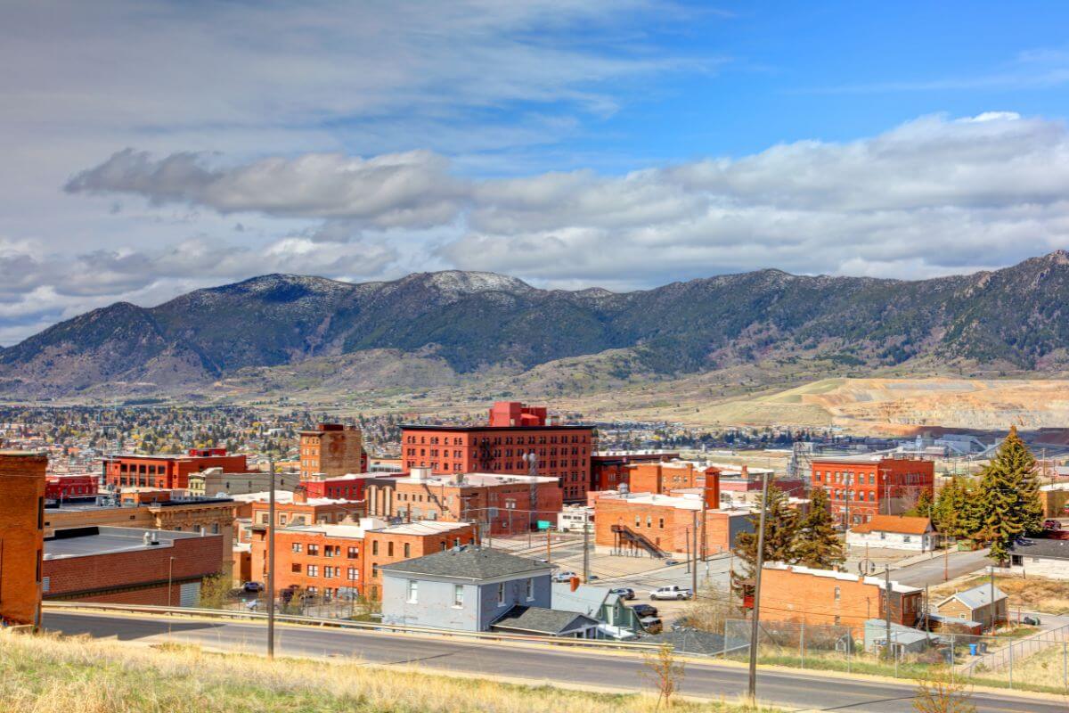 A city landscape with mountains