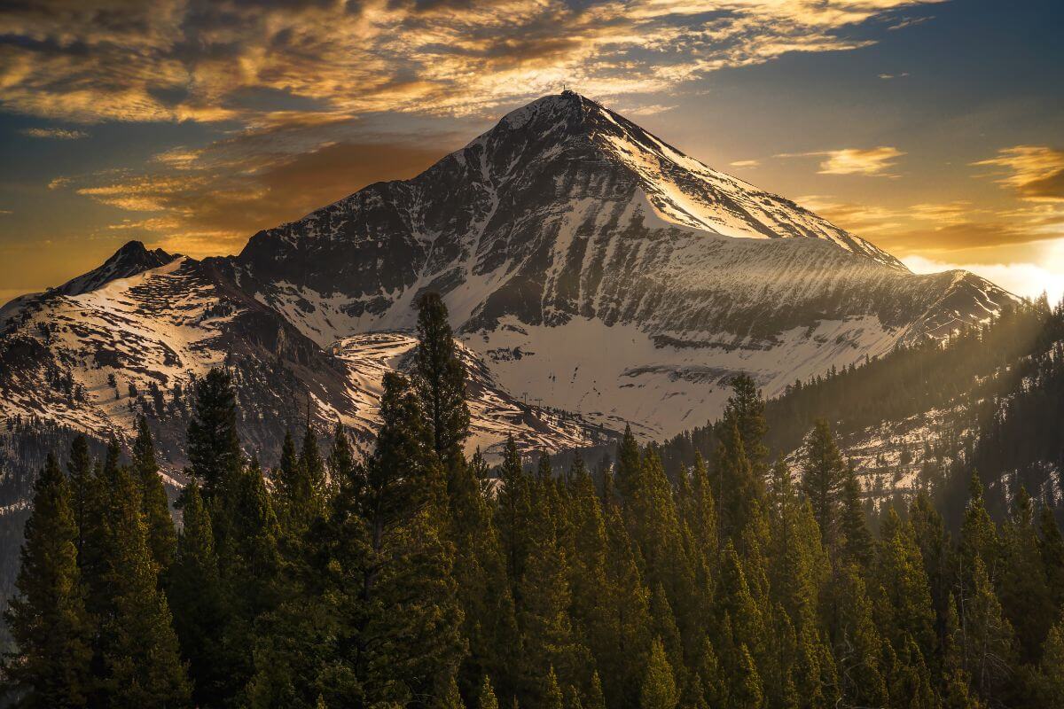 A breathtaking view of a stunning peak in Montana bathed in the golden hour's warm glow.
