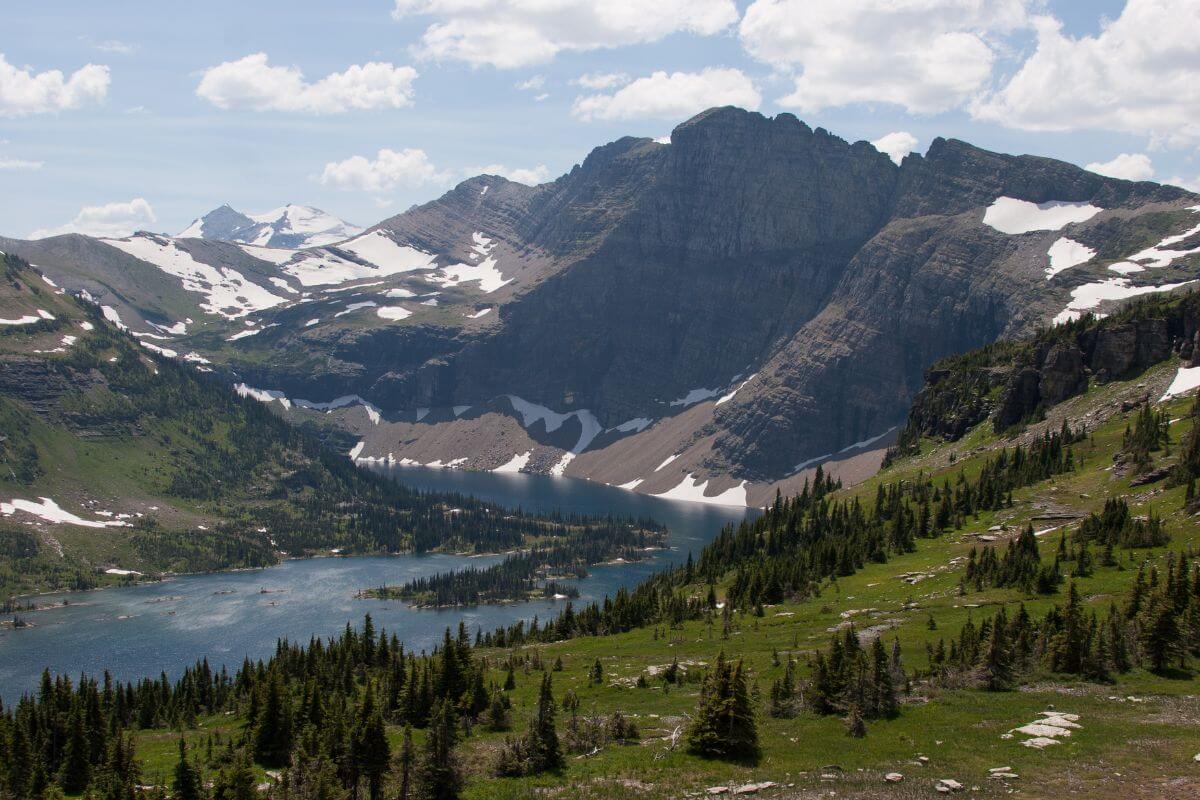 A stunning mountain range in Montana features a picturesque lake at its center.