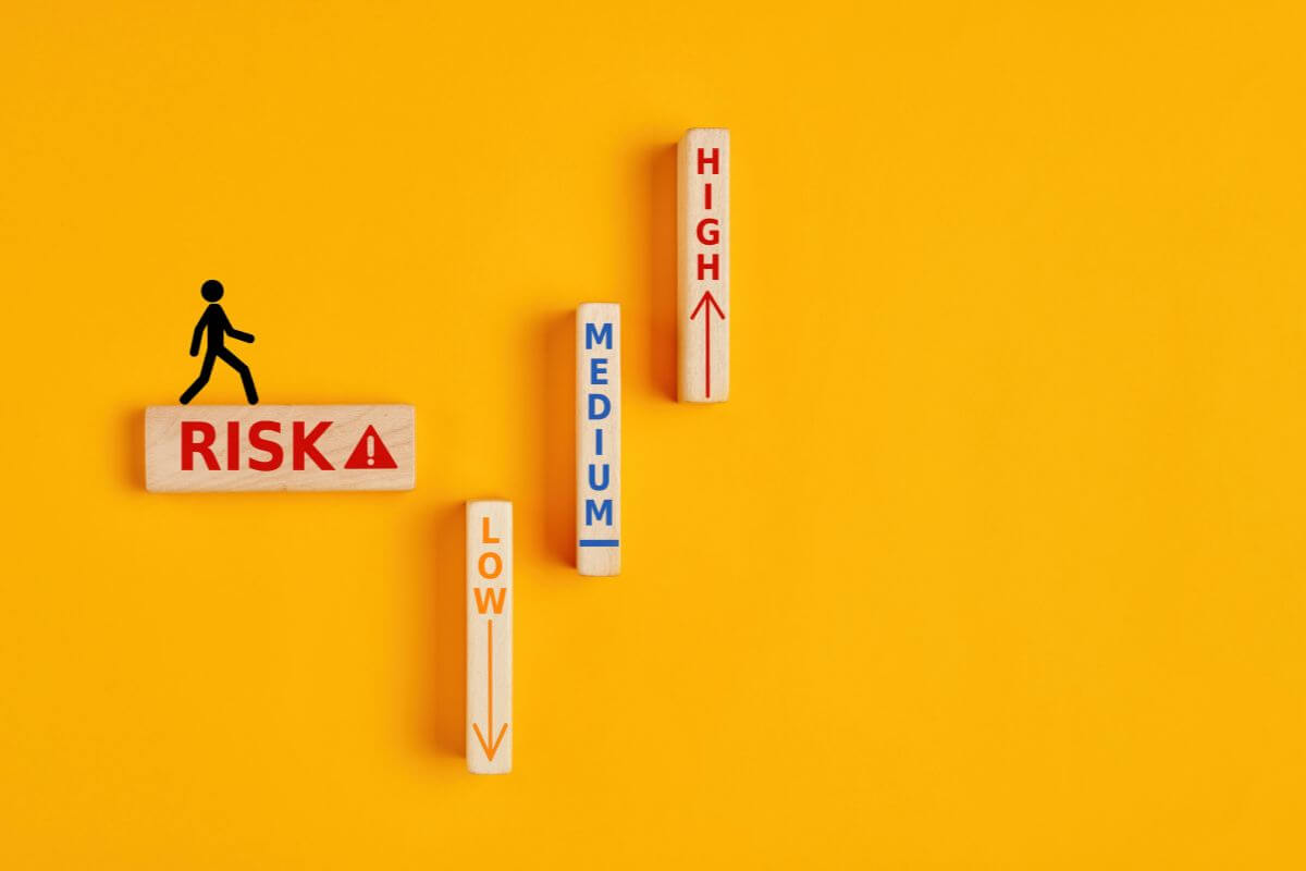 A model of a stick person evaluating the levels of risks