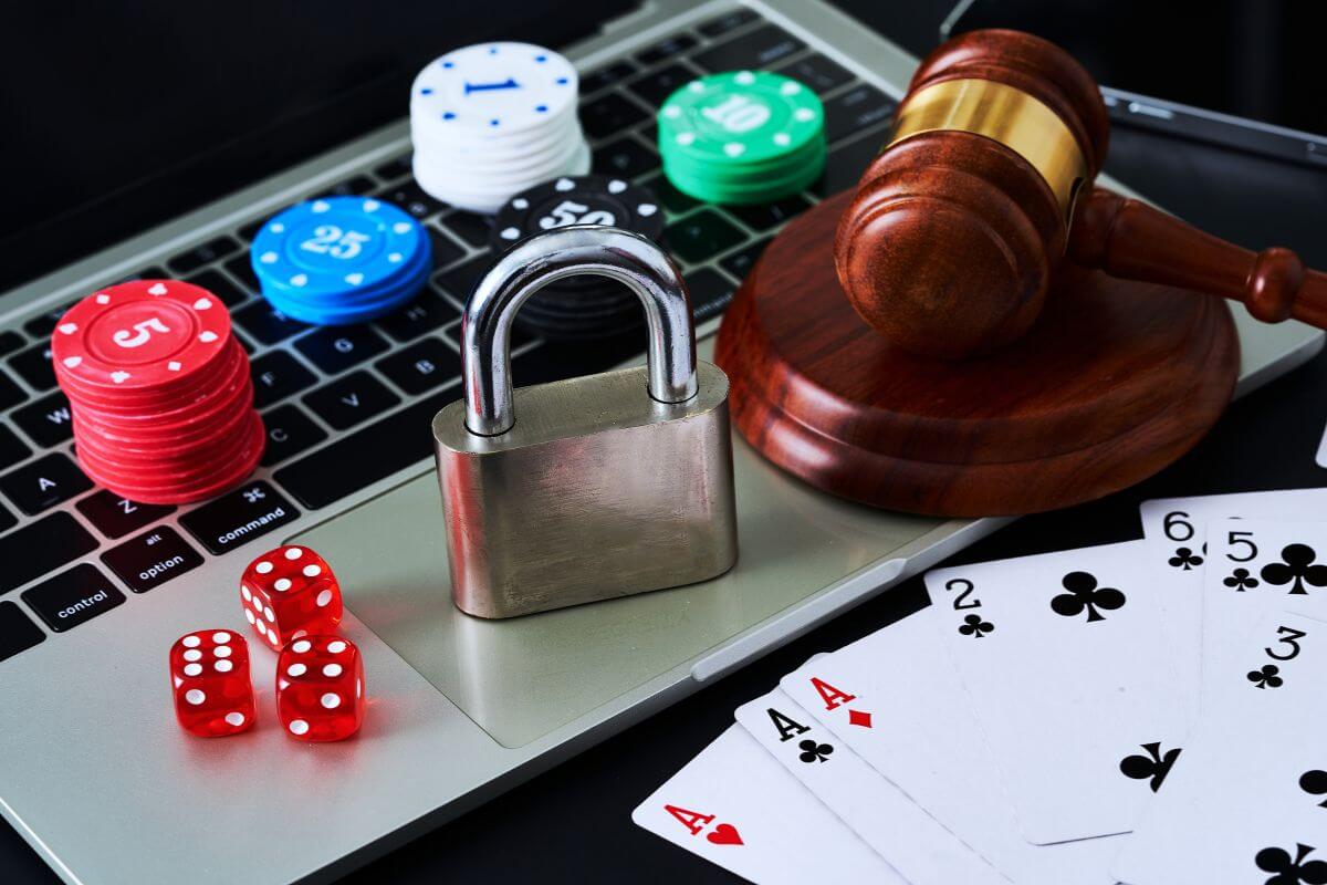 A gavel and dice on a laptop, symbolizes gambling laws in Montana.