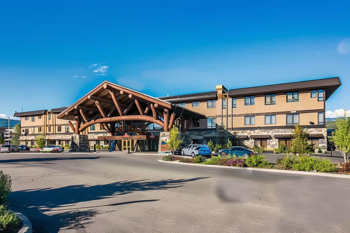 The front of Best Western Plus GranTree Inn with a large parking lot.