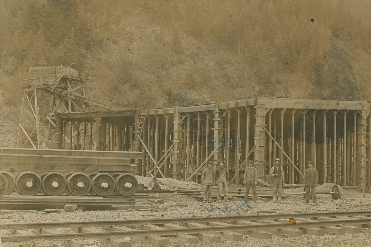 An image from the past, showing the construction of an old railway in Montana.